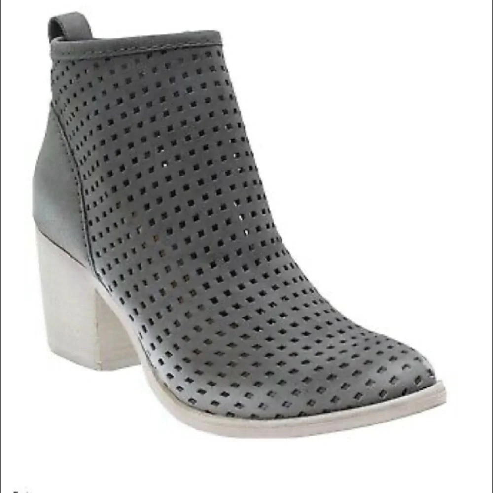 Dolce Vita Kenyon Perforated‎ Bootie Off White Gray
